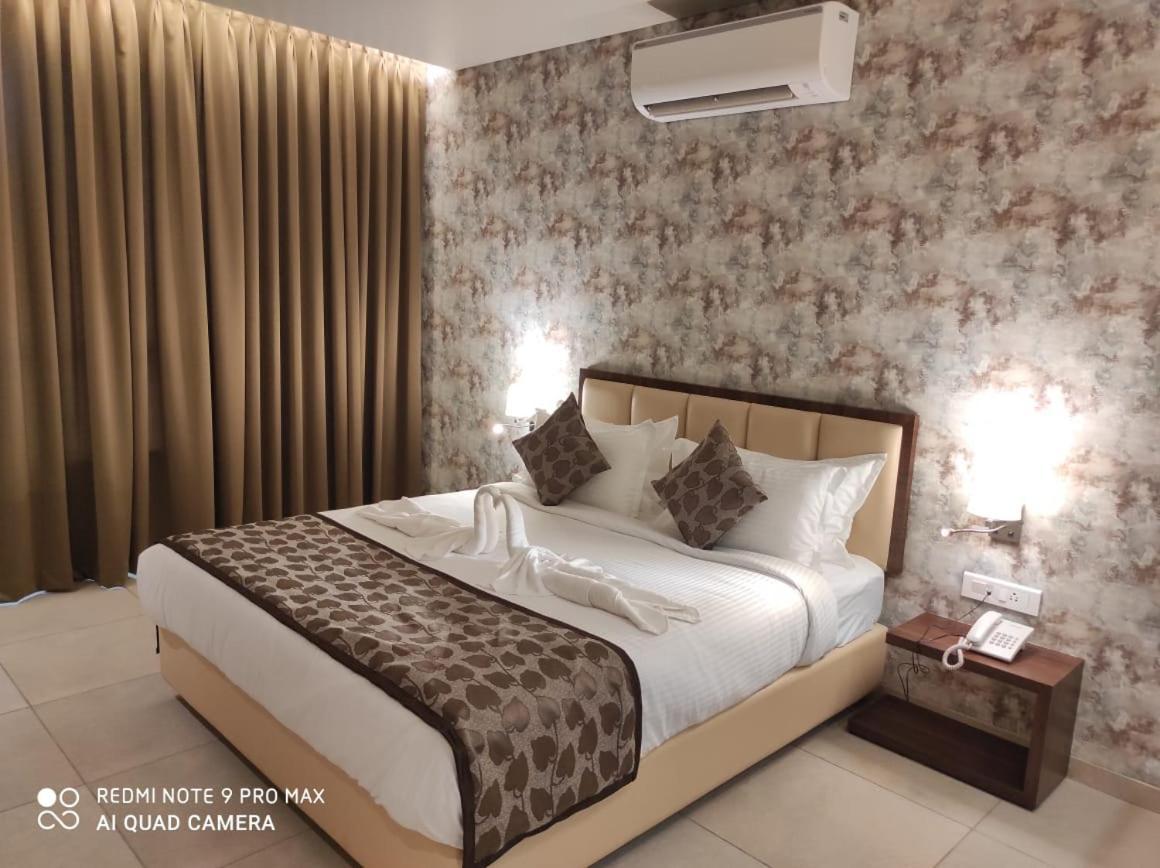 Hotel Shlok  Kolhápur Kültér fotó