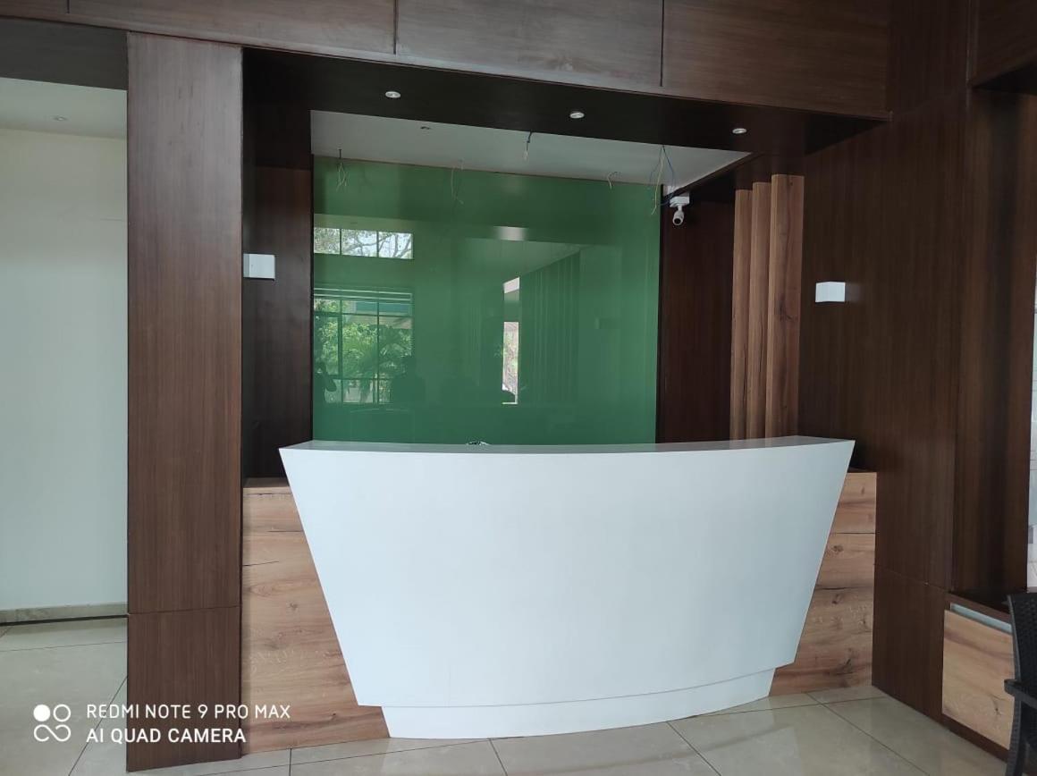 Hotel Shlok  Kolhápur Kültér fotó