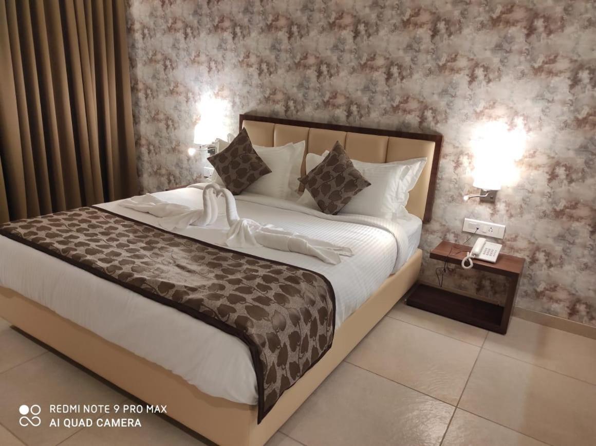Hotel Shlok  Kolhápur Kültér fotó