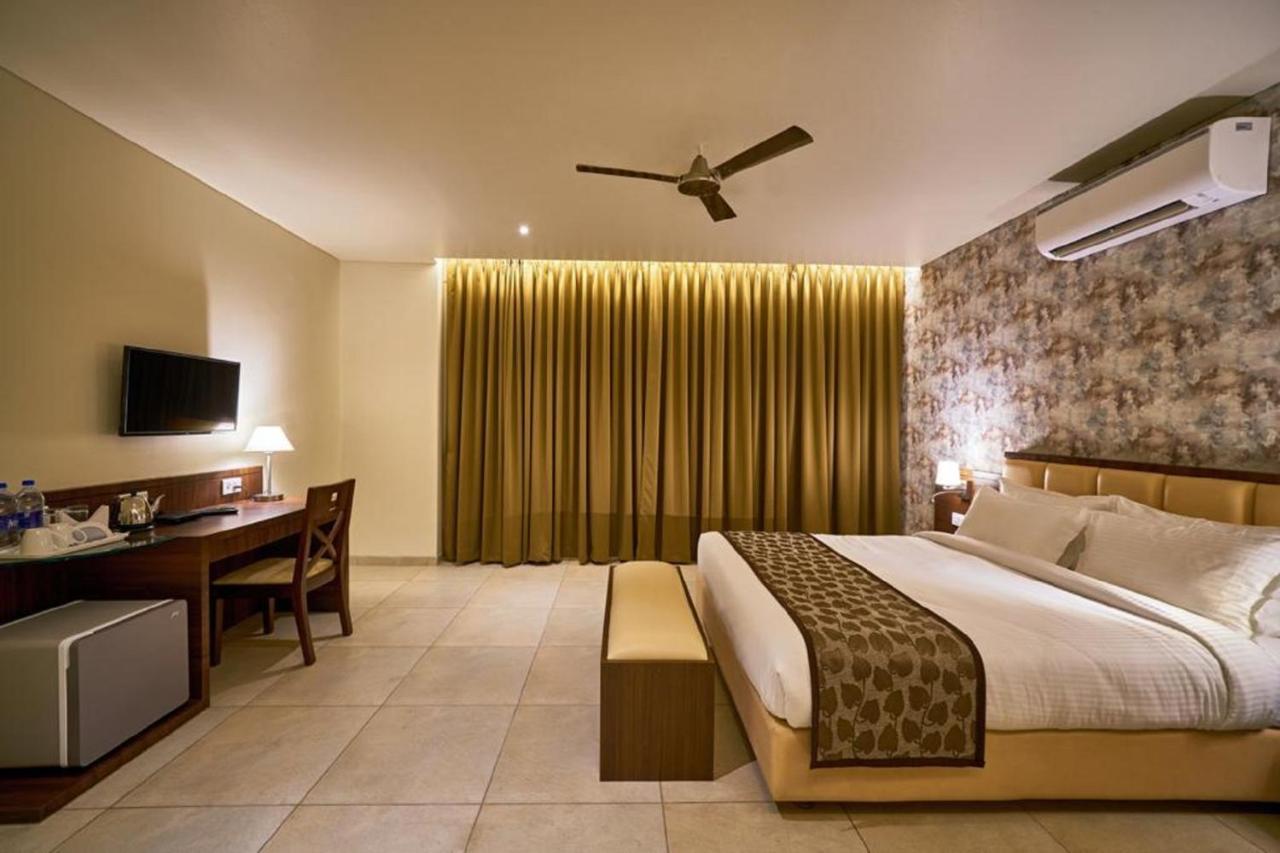 Hotel Shlok  Kolhápur Kültér fotó